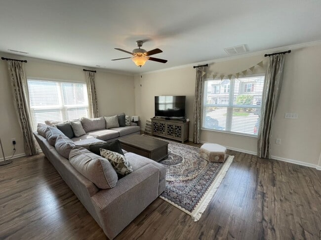 Building Photo - Like new 3 Bedroom townhouse with 2 car ga...