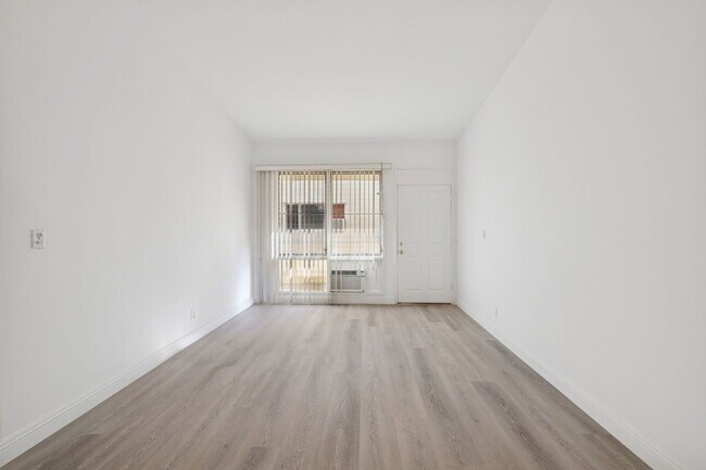 Building Photo - 333 Rexford Dr