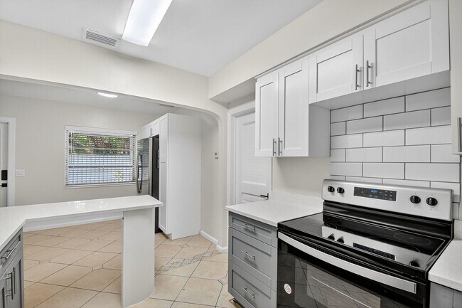 Building Photo - 5009 Spruce Ave