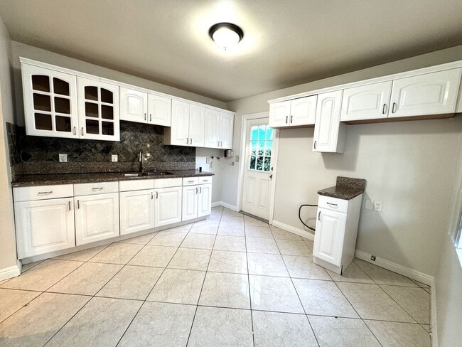 Building Photo - Delightful 4 Bedroom | 2 Bath