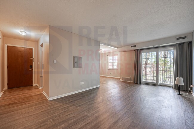 Building Photo - 10760 Ravenna Rd