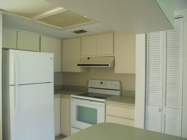 Building Photo - Charming 2BR/2BA Villa with 1-Car Garage i...