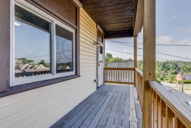 Building Photo - Available MAY 2026 - Beautiful 2 bedroom home in Mt Washington!