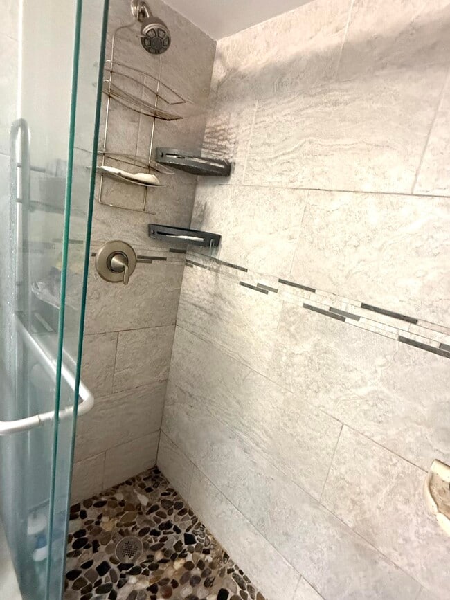 Building Photo - 111 Lake Emerald Dr