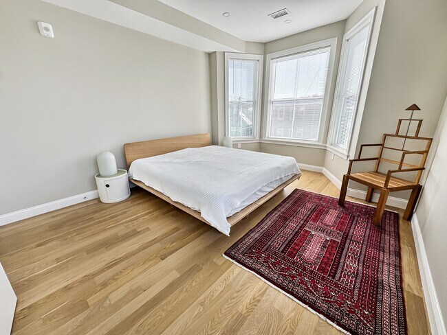 Building Photo - 40 Waverly St