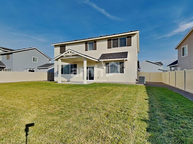 Building Photo - 901 N Barkvine Ave