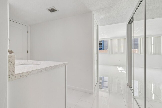 Building Photo - 450 Treasure Island Causeway