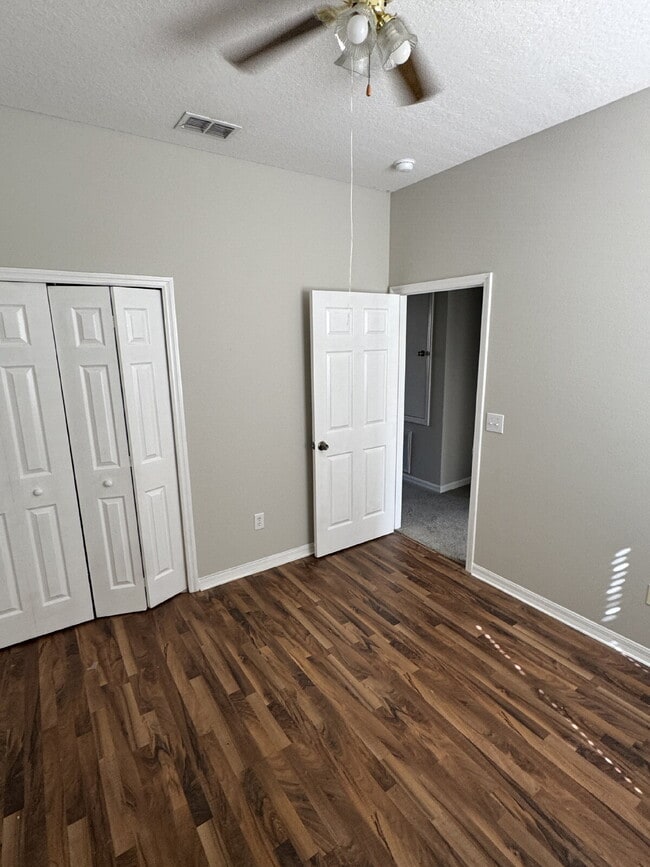 Building Photo - "Charming 3-Bed Oasis in Tampa's Heart – Spacious 1,443 Sq. Ft. with 2.5 Baths!"