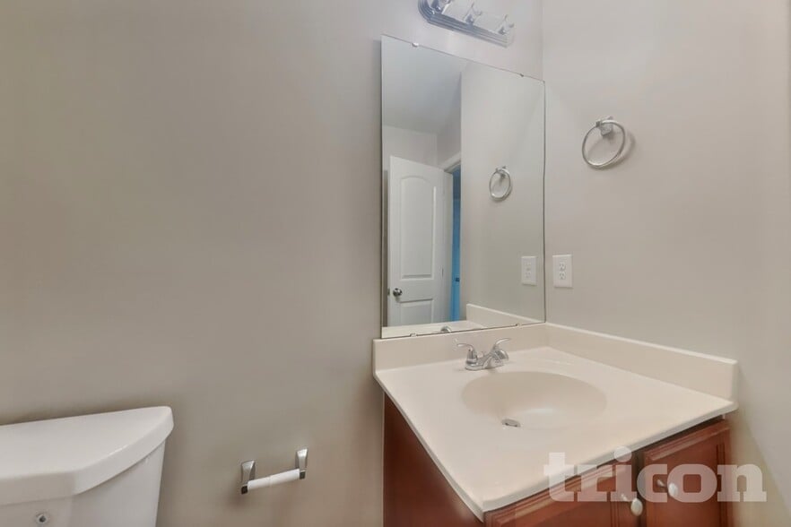 Building Photo - 1505 Hamilton Hills Dr