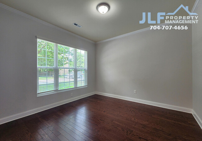 Building Photo - MOVE IN SPECIAL- 2 WEEKS FREE RENT! Fabulo...