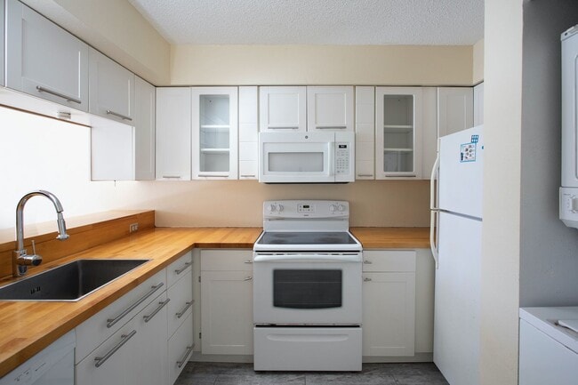 Building Photo - 2 bedroom 2 bathroom in Las Salinas Condo Association