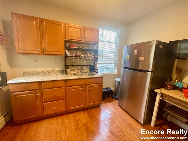 Building Photo - 75 Putnam St