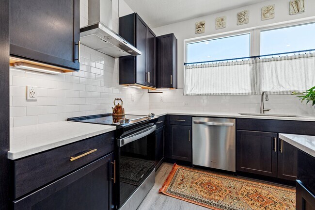 Building Photo - 320 15th St N