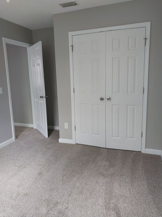 Building Photo - Gorgeous 3 Bedroom 2 Bath Townhome