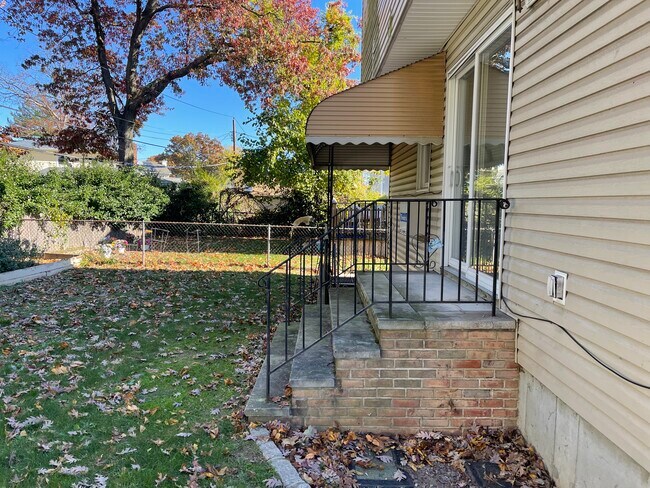 Building Photo - 1336 K St