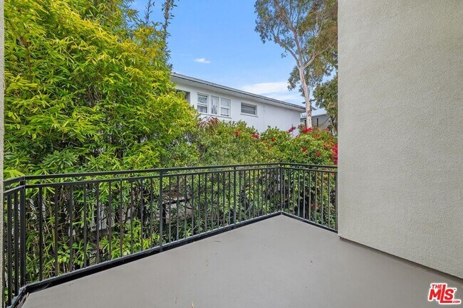 Building Photo - 1340 S Beverly Glen Blvd