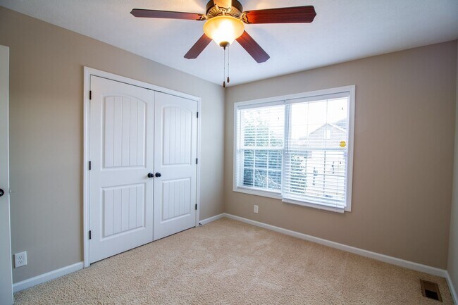 Building Photo - Fresh and Clean 3/2 with BONUS room and fenced yard.  Go.