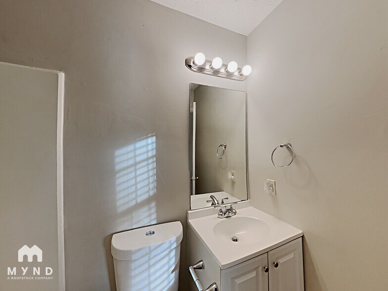 Building Photo - 2101 Mallard Way