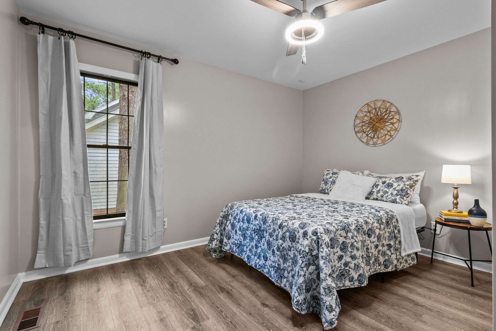 Building Photo - 1635 Longleaf Dr E