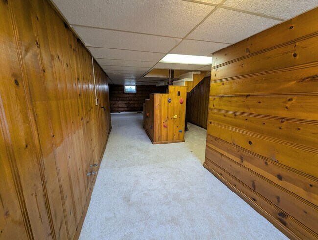 Building Photo - 8638 Henrietta Ave