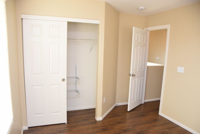 Building Photo - BEAUTIFUL 4 BEDROOM, 2.5 BATH SINGLE-FAMIL...
