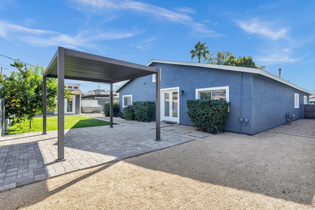 Building Photo - 3046 E Glenrosa Ave