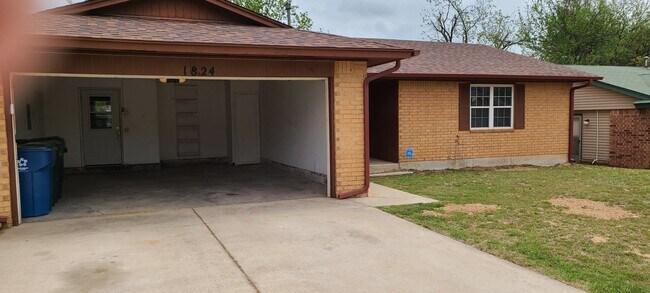 Building Photo - 1824 N Kaye Dr