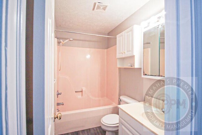 Building Photo - 2 Bed 1 Bath Home in Council Bluffs, IA