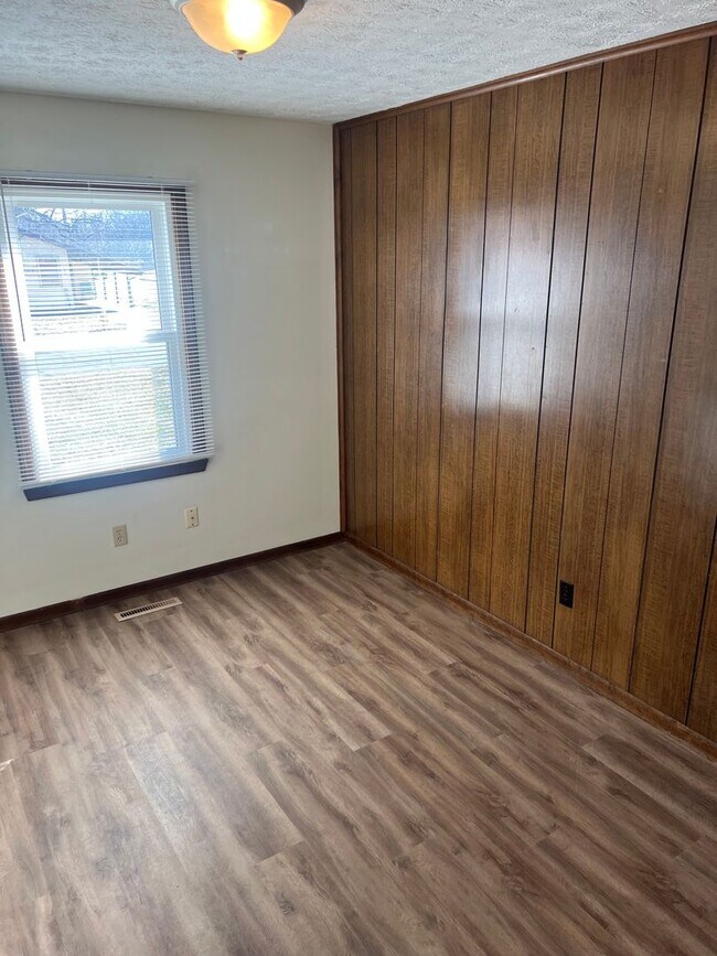 Building Photo - Spacious 3 Bedroom, 1 Bathroom Duplex