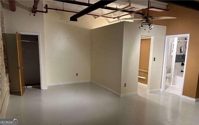 Building Photo - 585 White