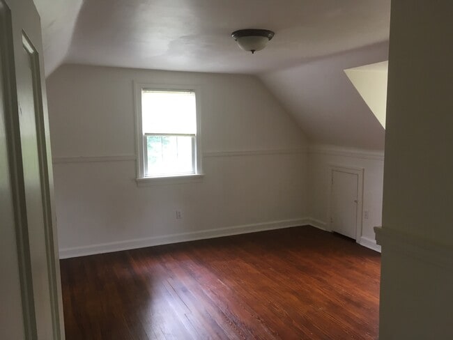 Building Photo - 160 Oakwood Rd