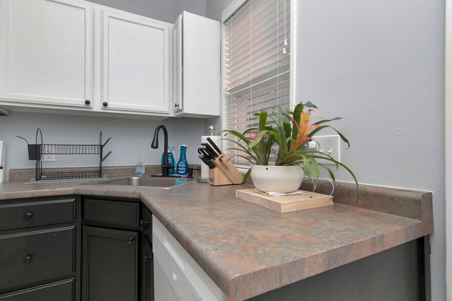 Building Photo - 452 42nd St