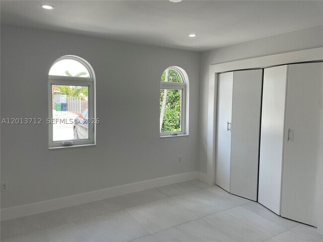 Building Photo - 6820 SW 13th St