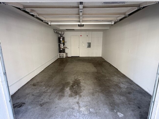 Building Photo - 3-Bedroom Townhome in Central Richmond Near Richmond BART Station