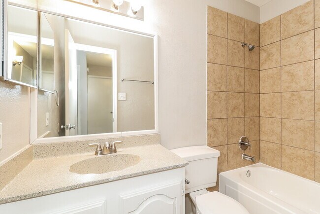 Building Photo - 1439 Colborne Dr