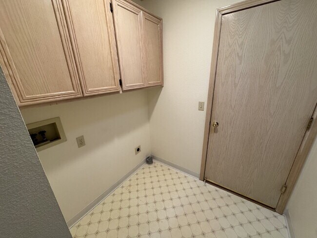 Building Photo - *Half-Off Third Months Rent* Spacious Single-level Home in Newer Milwaukie Neighborhood