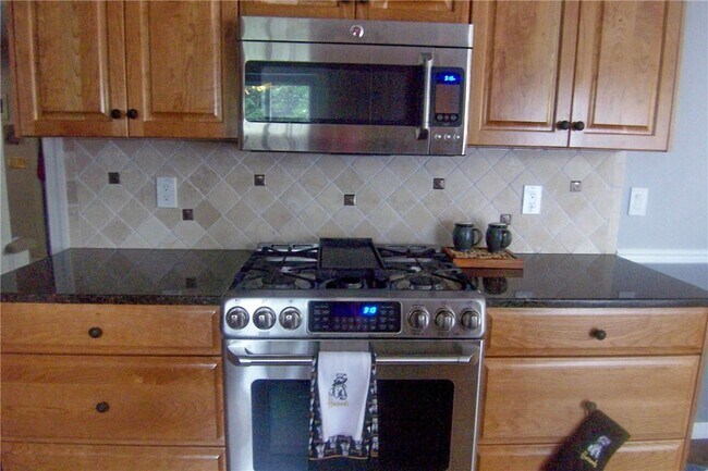 Building Photo - 50 Greenview Dr