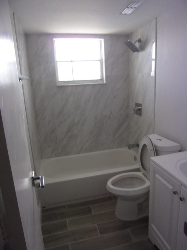 Building Photo - 1505 SE Royal Green Cir