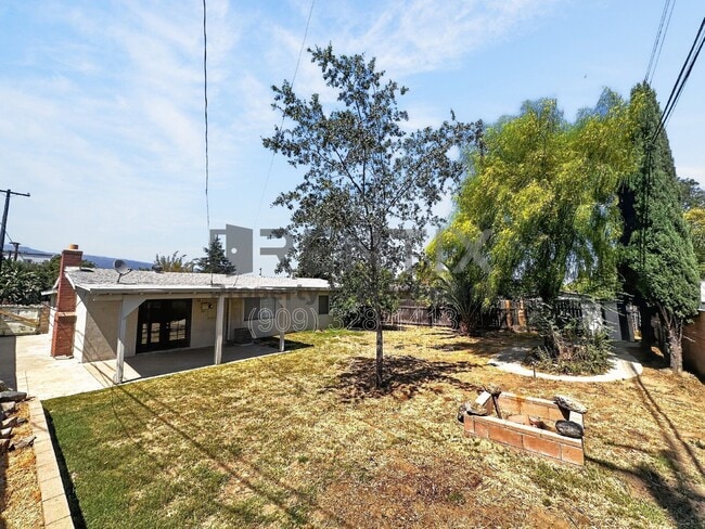 Building Photo - 12995 Chestnut Ave