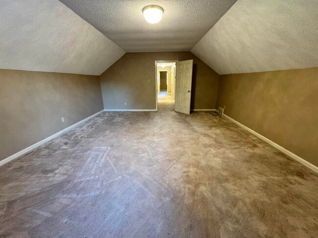 Building Photo - 2025 Mt Badon Ln