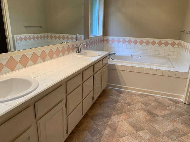 Building Photo - Location location 4 bedroom, 2.5 bath in t...