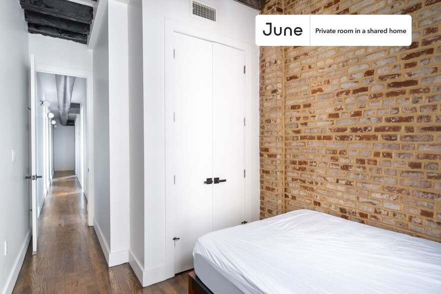 Building Photo - Harmonious ROOM at The Clark House