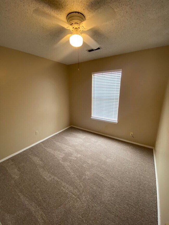 Building Photo - 320 E Evergreen Ln
