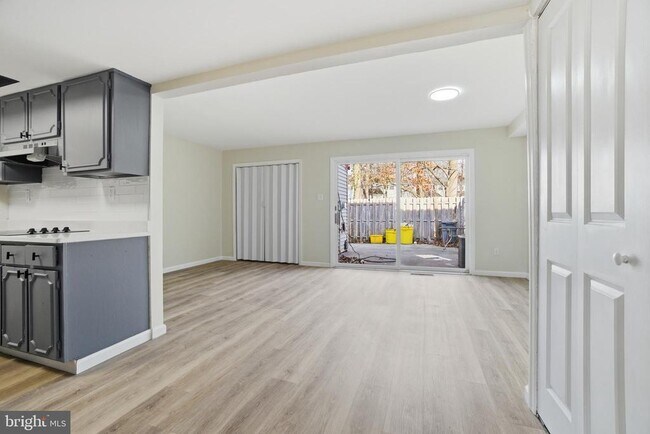 Building Photo - 7 Riverview Pl