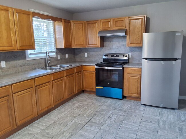 Building Photo - Charming 2- bedroom, 1.5 Bathroom Duplex