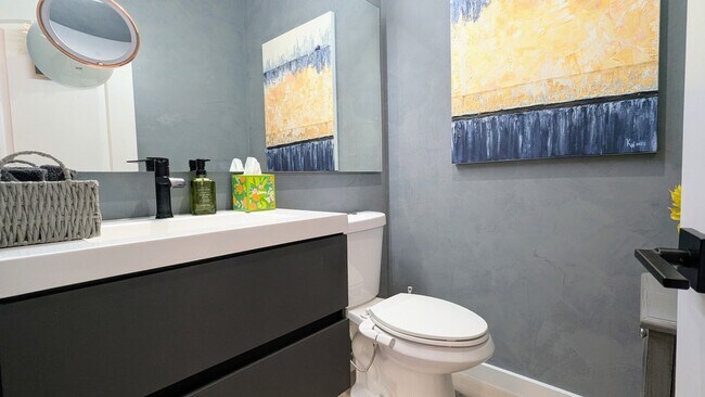 Building Photo - 40 N Golfview Ct