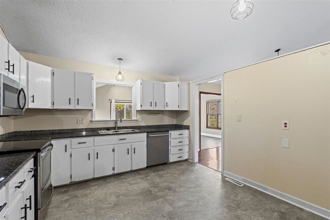 Building Photo - 16 Penfro Dr