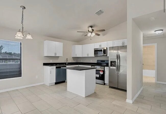 Building Photo - 116 SE 2nd Ave