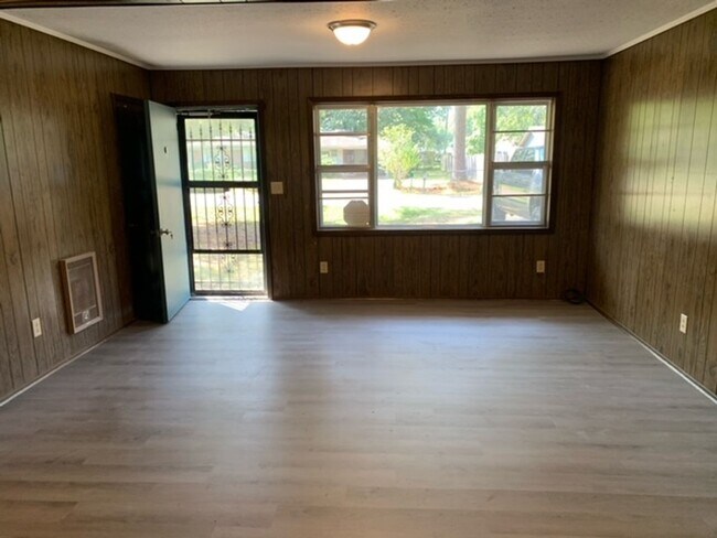 Building Photo - Renovated 3 Bedroom 1 Bath Home for Rent!