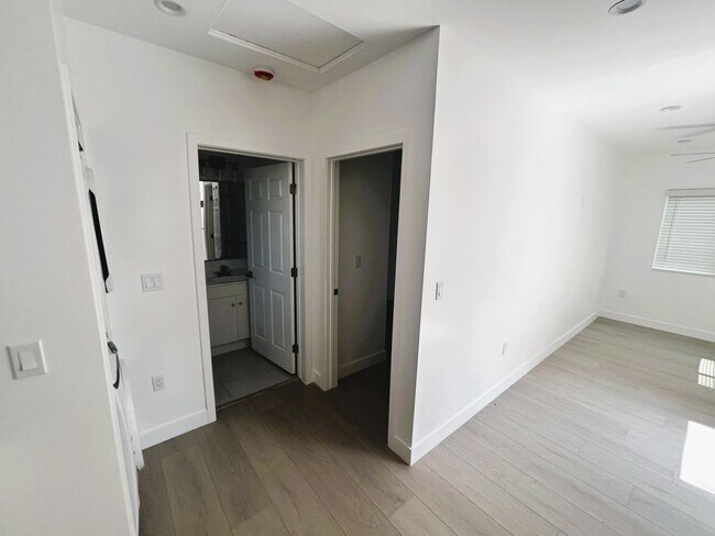 Building Photo - Eldora, 10313-10321 1/2